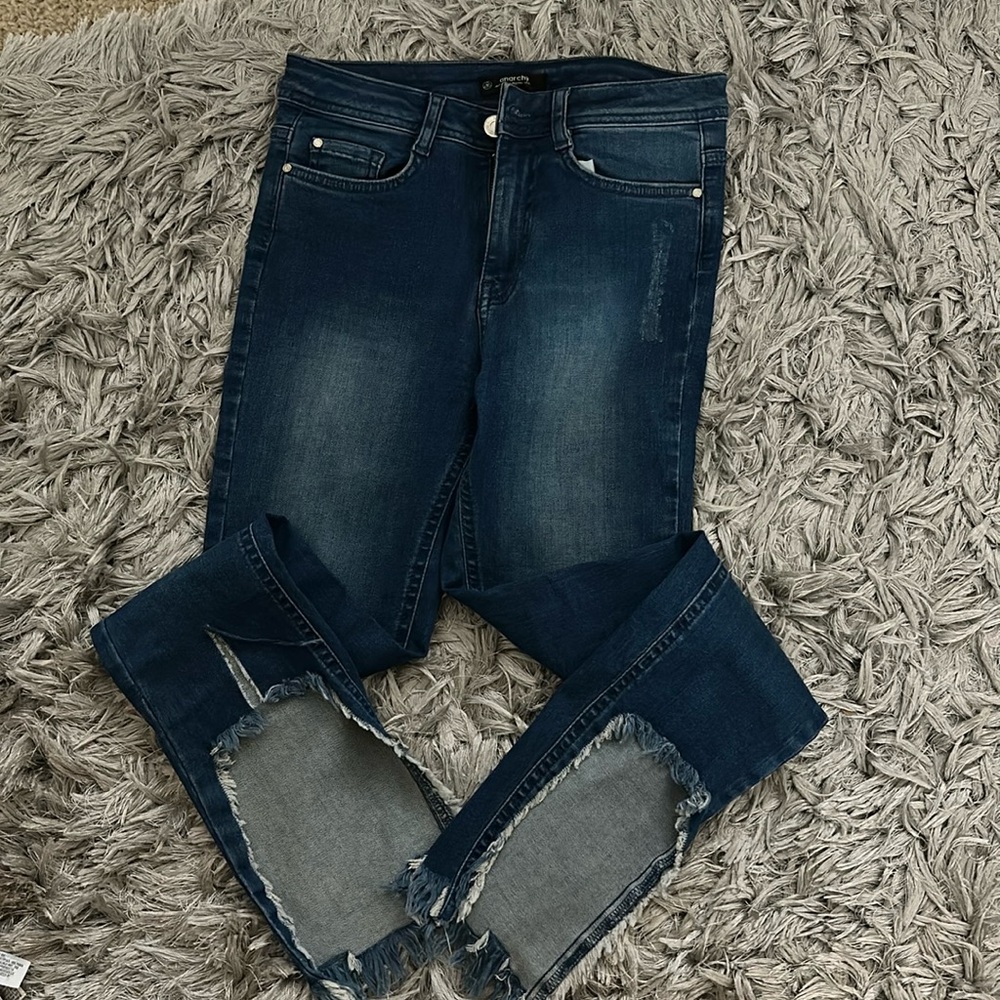 Mid rise blue jeans